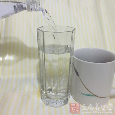 多喝水保持体内的水分充足