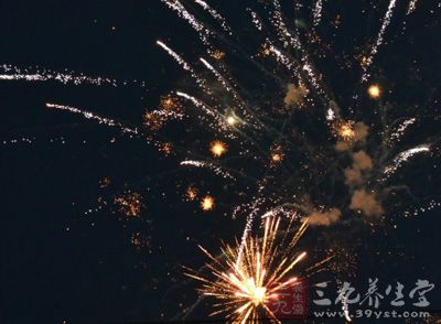 燃放的鞭炮声让一家人过新年的气氛更浓了