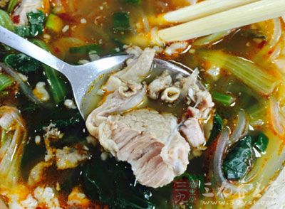 放入羊肉片，等羊肉片熟透后加入盐巴调味即可