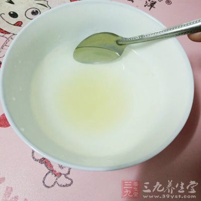 早起后先喝一杯蜂蜜水