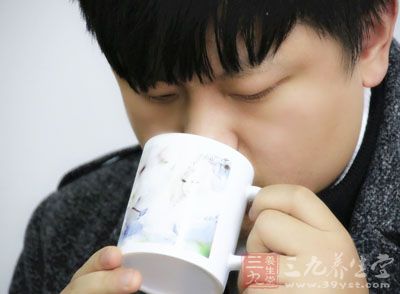 一开始刚刚出现喉咙痛的症状的时候，好喝点淡盐水