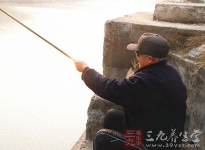 用颗粒饲料做挂饵的朋友，看见鱼漂就像摆在泥里一样，丝毫没有动静