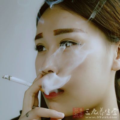 吸烟量大的女性更年期提前，卵巢囊肿的危险性增加