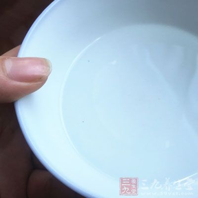 你需要早上起床，喝一杯温热的白开水