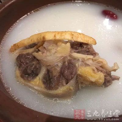 如豬骨湯、牛骨湯、雞皮、雞骨湯等，可增強(qiáng)皮膚的彈性