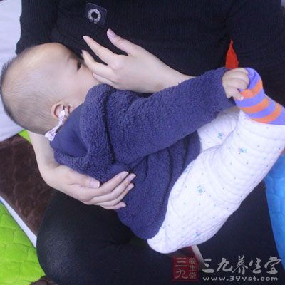 如果产后能坚持母乳喂养能消耗体内的脂肪，通过婴儿吸允刺激产生的荷尔蒙使子宫收缩