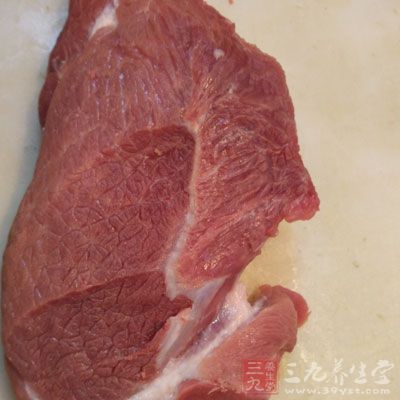 所以瘦肉、低脂牛奶、蝦等低脂食物是首選