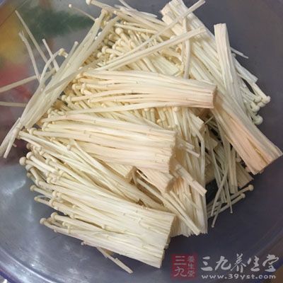 经常食用金针菇有利于排除重金属离子和代谢产生的毒素和废物