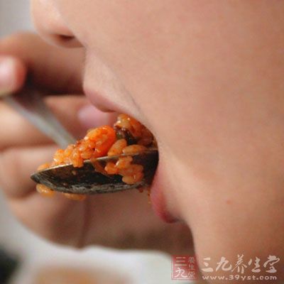 肯定就是乱吃一些零食来充饥