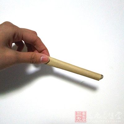 用艾炷隔姜灸，每次取3~5穴，各灸3~5壮