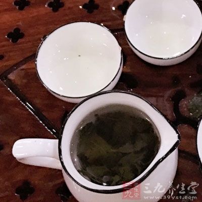 肺炎患儿多有发热，应忌喝茶水