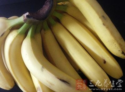 香蕉所含的膳食纤维，可以刺激肠胃的蠕动