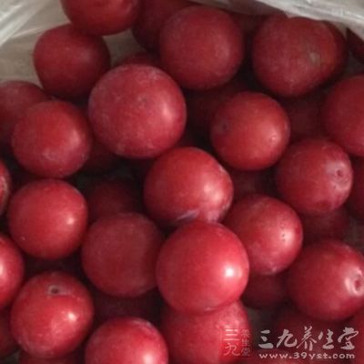 李子宜與冰糖燉食，可以潤喉開音