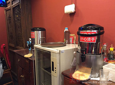 金鼎轩被指回炉顾客剩水 公司声明称系干净水