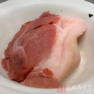 将猪瘦肉150～200克洗净，切小块