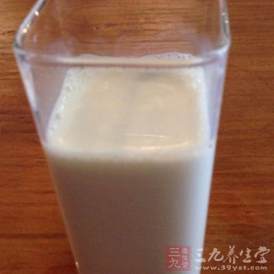 牛奶是含有豐富的蛋白質(zhì)與其他營(yíng)養(yǎng)物質(zhì)，但是含鐵量不高