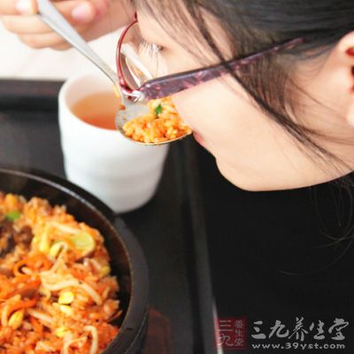 進(jìn)食過(guò)快加重腸胃負(fù)擔(dān)，導(dǎo)致肥胖