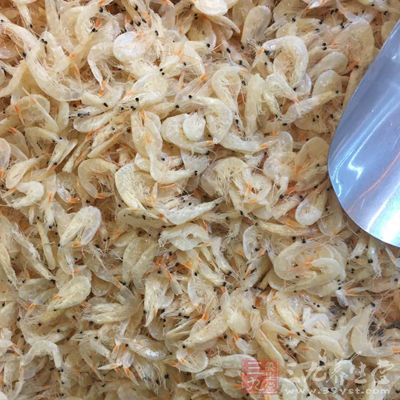 放入海米以及泡海米的水,大火烧开 放入海米以及泡海米的水,大火烧开