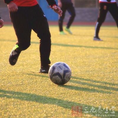 足球基本战术 足球运动的基本战术(3)