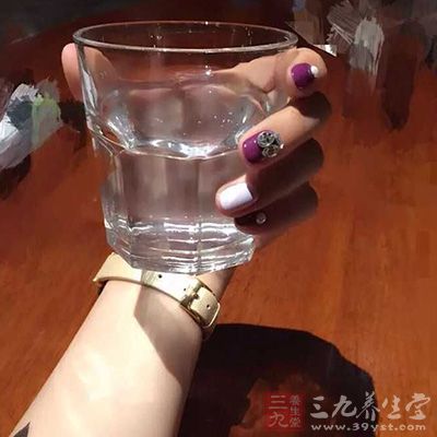 多喝开水解油腻 多喝开水解油腻