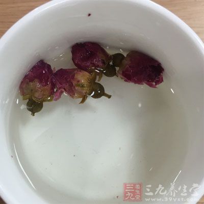 玫瑰干花茶，开水冲泡，具有很好清香解郁作用