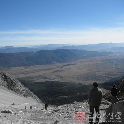 到高处去，应该尽快爬上近的高大的山脊观察