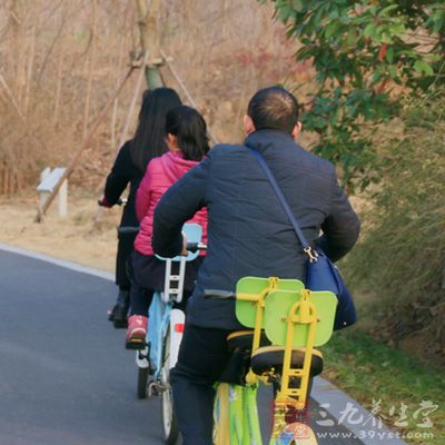 一定要保持跟在前車的車輪之后