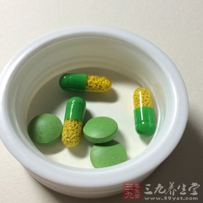 对症治疗，使用镇静药