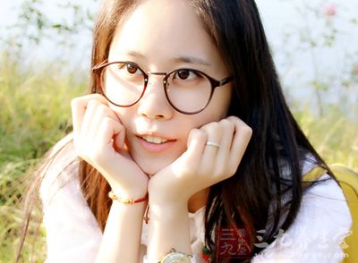 解除腰部疲劳 紧贴着浴缸壁而坐,双手环抱颈部,蜷缩腰部和背部 解除腰部疲劳 紧贴着浴缸壁而坐,双手环抱颈部,蜷缩腰部和背部