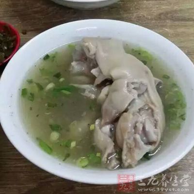 净猪蹄1只和适量细盐 净猪蹄1只和适量细盐