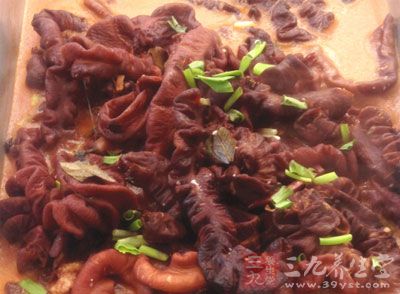 肥肠虽然味美,但需先要处理干净 肥肠虽然味美,但需先要处理干净