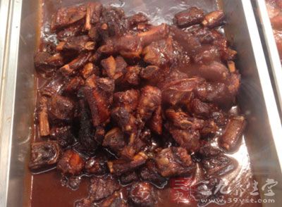 猪蹄中含有较多的蛋白质、脂肪和碳水化合物 猪蹄中含有较多的蛋白质、脂肪和碳水化合物