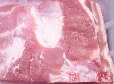 当猪肉置于热水中浸泡时，大量肌溶蛋白就会溶解到水里