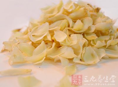 雪耳75克，百合100克，排骨500克