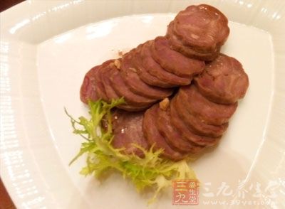 火腿色泽鲜艳，红白分明，瘦肉香咸带甜