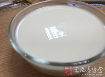 煮沸豆浆一碗，加入鸭蛋1枚