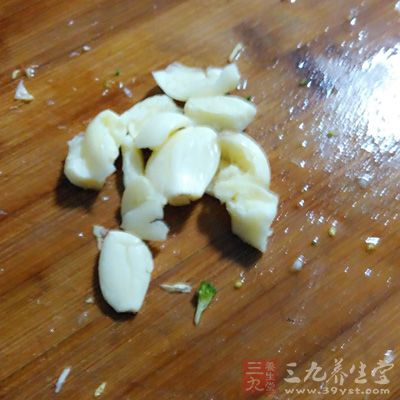 还有一些人用大蒜、洋葱和生姜止痒 还有一些人用大蒜、洋葱和生姜止痒