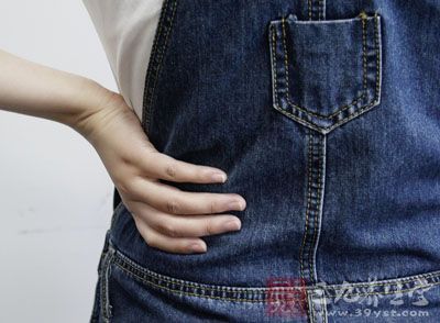 手扶树或扶墙先向前甩动小腿 手扶树或扶墙先向前甩动小腿