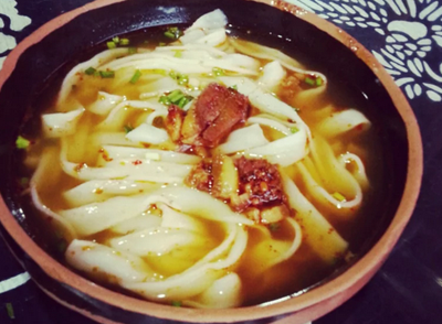 吃饭过快、胃里吸纳多余的空气就会引起打嗝 吃饭过快、胃里吸纳多余的空气就会引起打嗝