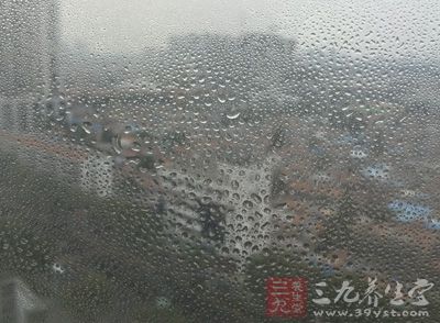 雪花逐漸轉(zhuǎn)變?yōu)橛晁? title=