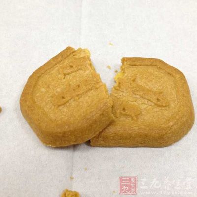 經(jīng)常吃餅干，飲料等加工食品的朋友容易出現(xiàn)太陽穴長痘痘