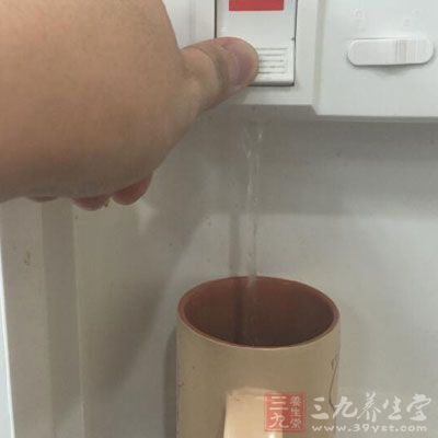 甲亢病人要多喝水，每天宜1500～3000ml