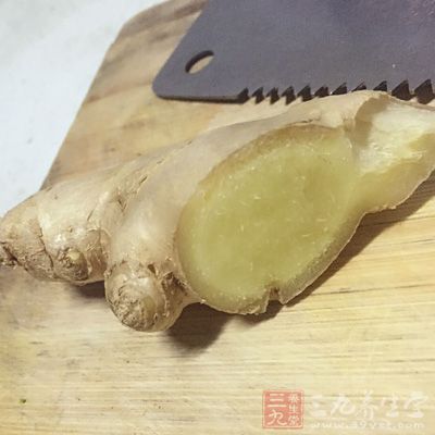 如果饭前吃几片生姜，可刺激唾液、胃液和消化液的分泌，增加胃肠蠕动，增进食欲