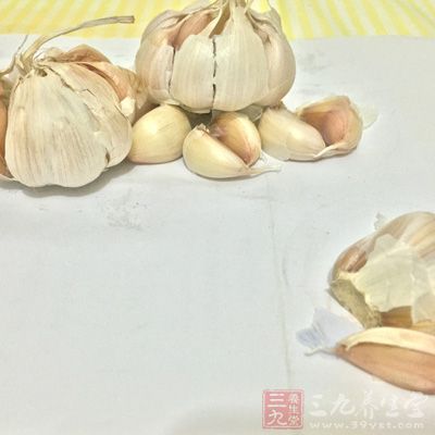 大蒜剥了皮以后，整瓣放到红酒里，泡5天以后就能喝了