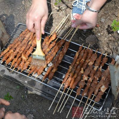 很多人都衷爱烧烤那独有的烤香味