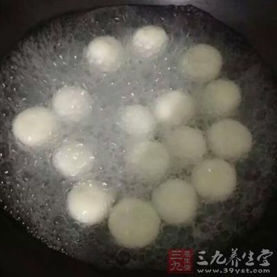 煮到元宵漂在水的表面，改用小火慢煮，直到元宵熟