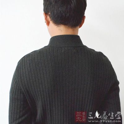 不要过早地脱掉棉毛衣服，以防风寒侵入而致病