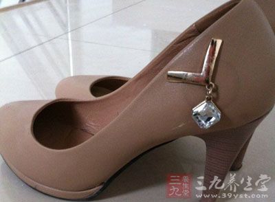 “高跟鞋控”饱受不孕折磨 “高跟鞋控”饱受不孕折磨