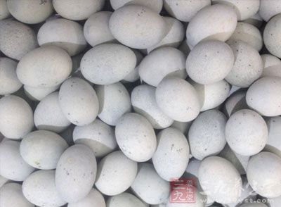 酒精与松花蛋中的金属可能会产生不良反应