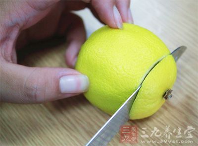 2. 斑斓叶(香兰叶)洗净切成1寸长。3. 柠檬切碎。 2. 斑斓叶(香兰叶)洗净切成1寸长。3. 柠檬切碎。